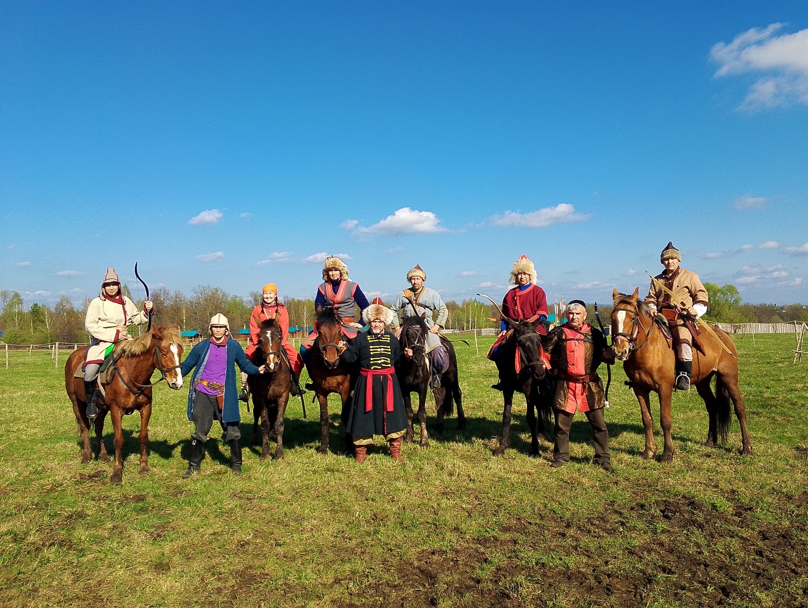 Ат уйнатып алдан бара...