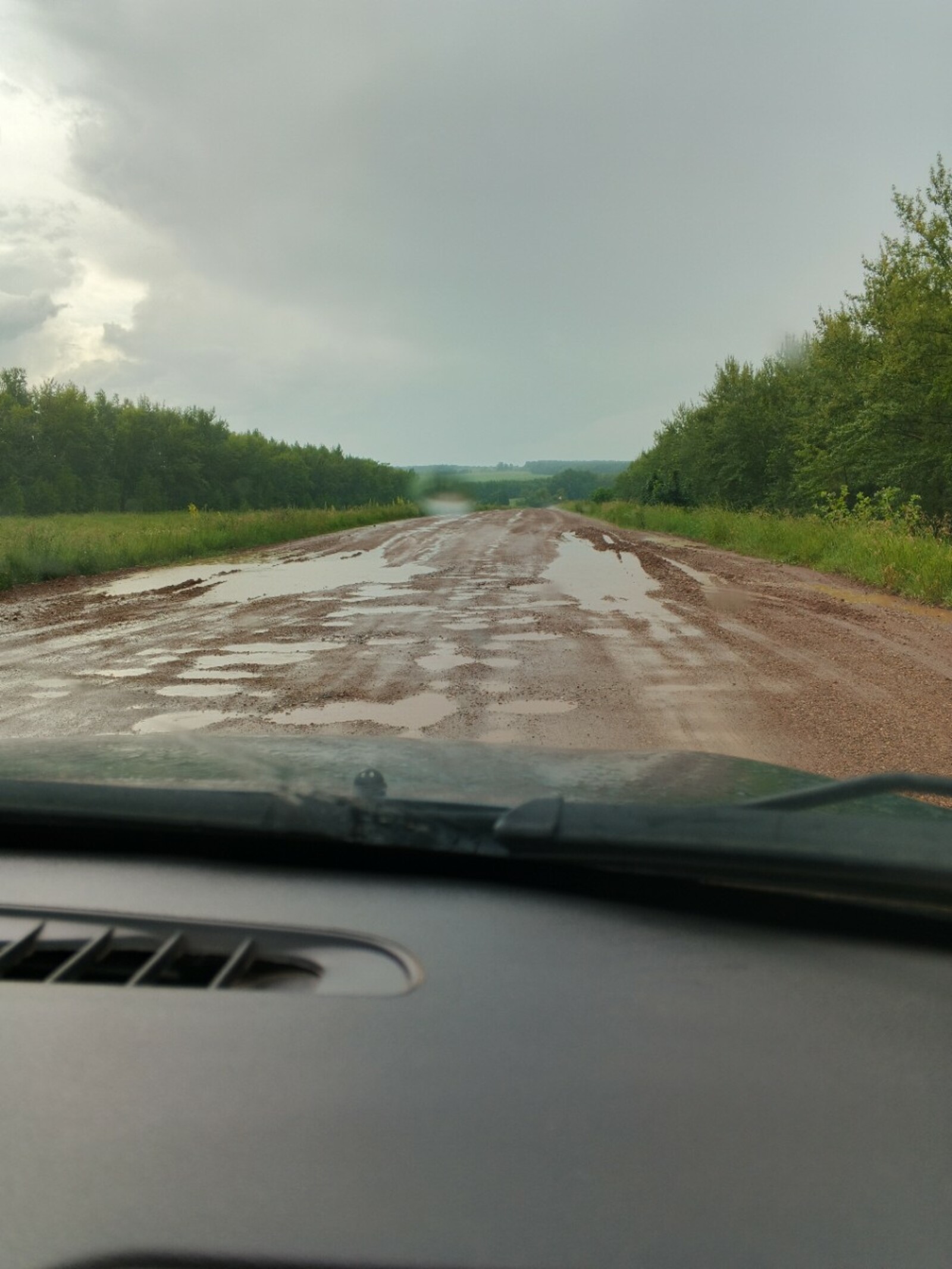 Большегрузы разломали всю дорогу