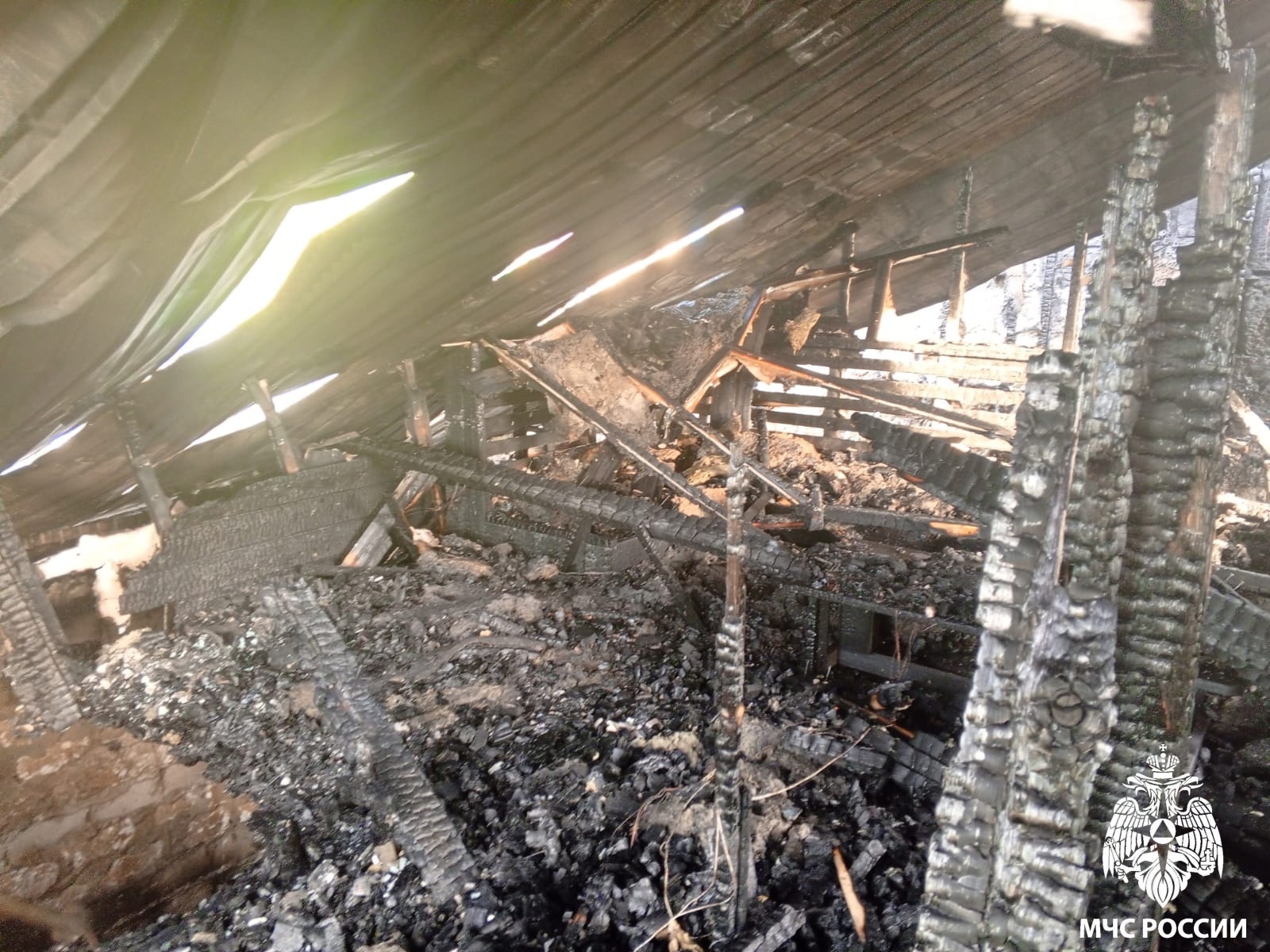 В с. Ермолаево сгорел дом