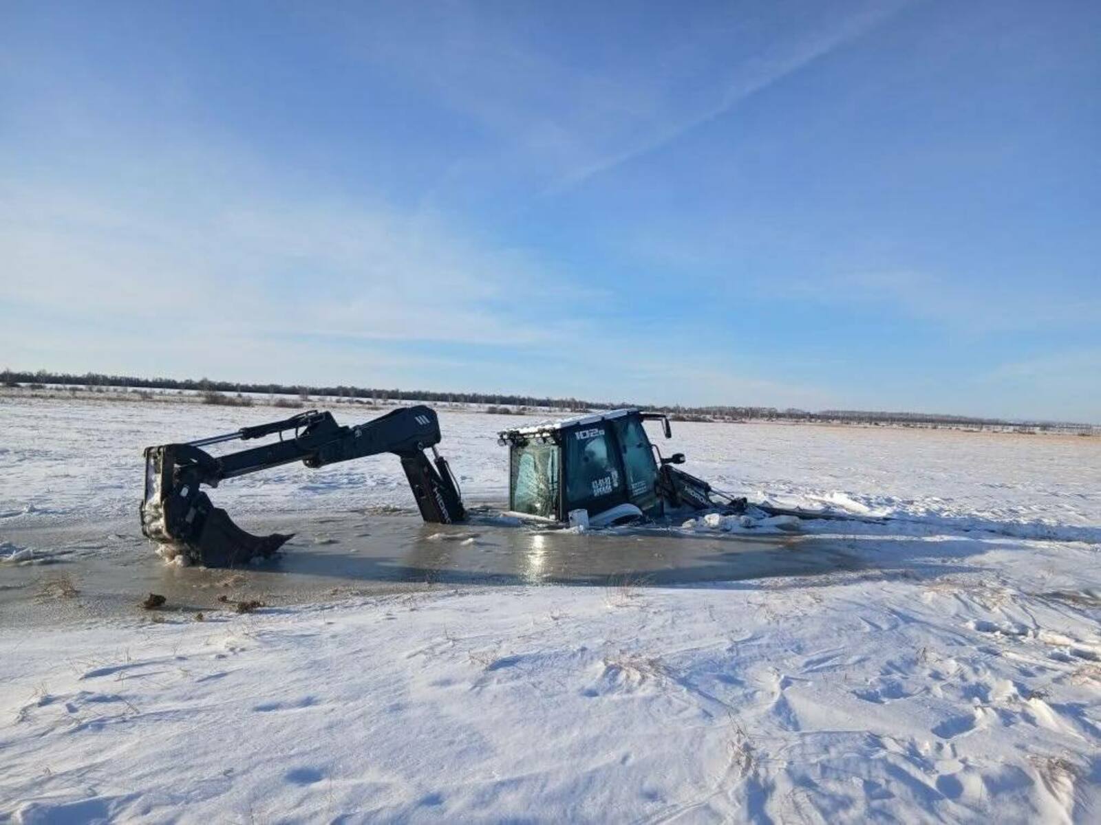 Ледяная ловушка: три трактора ушли под воду в Башкирии