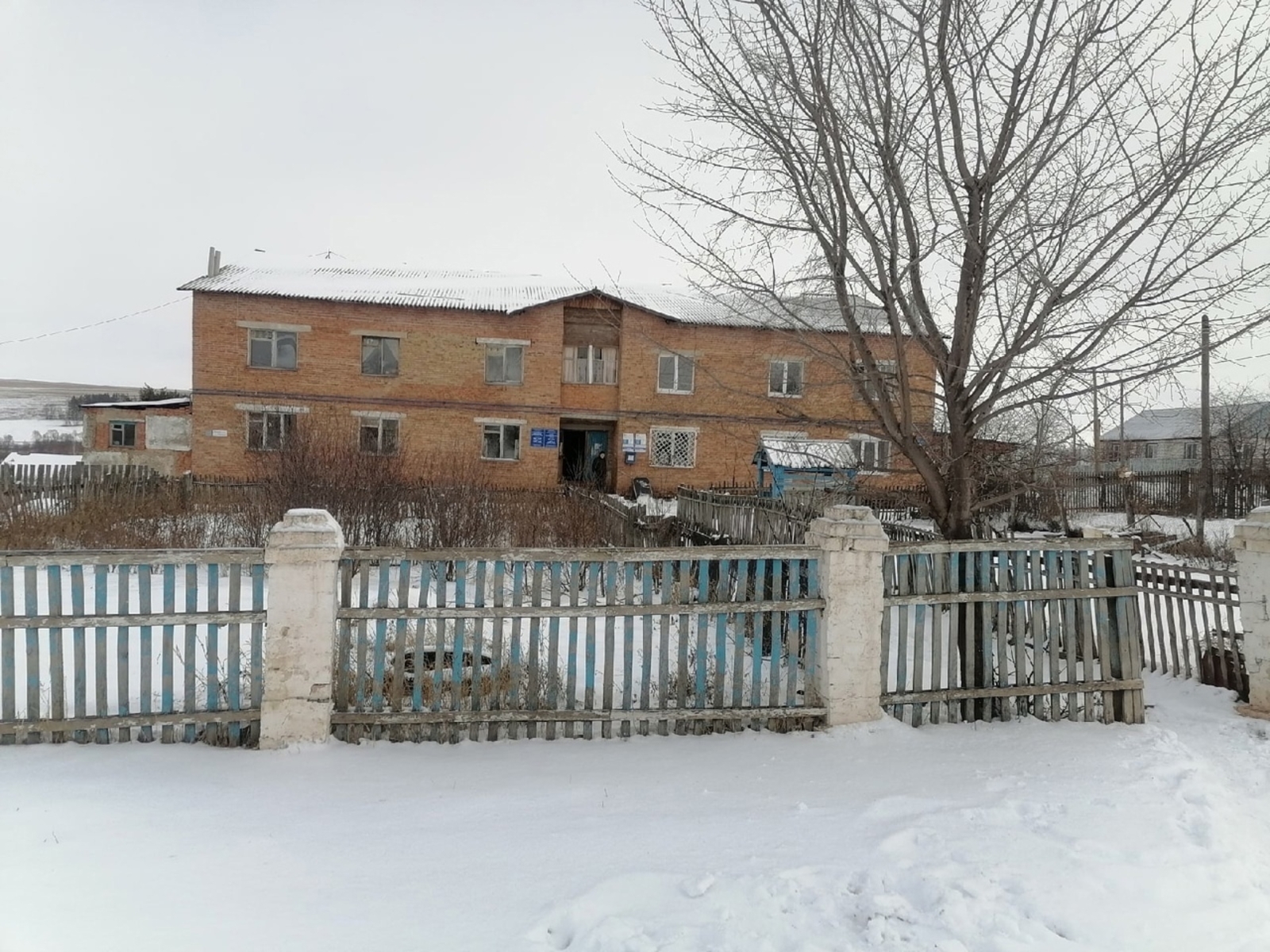 Заведующая почтой сидит на коробках...