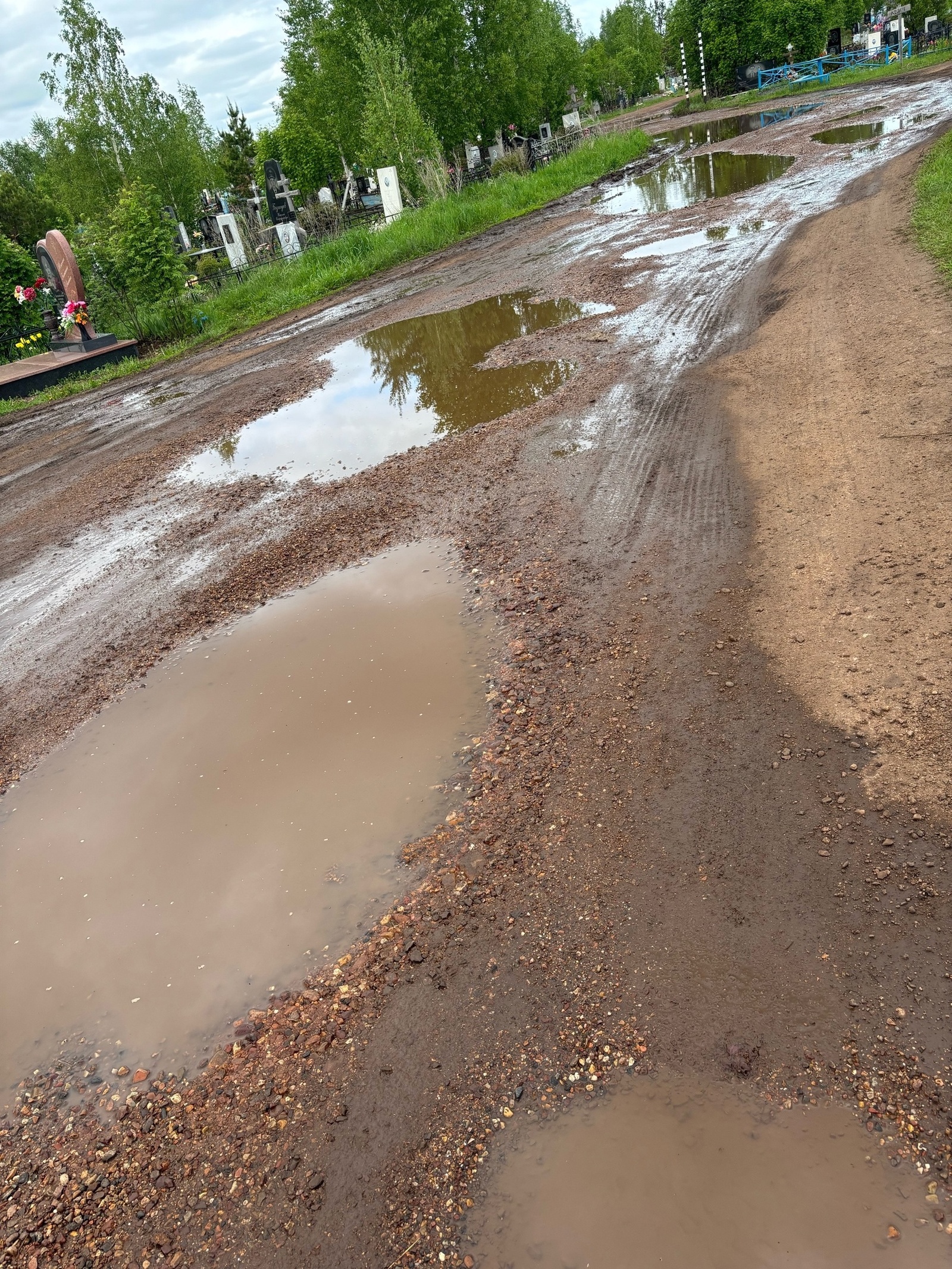 Поехали с мамой на кладбище к мужу, погибшему на СВО...