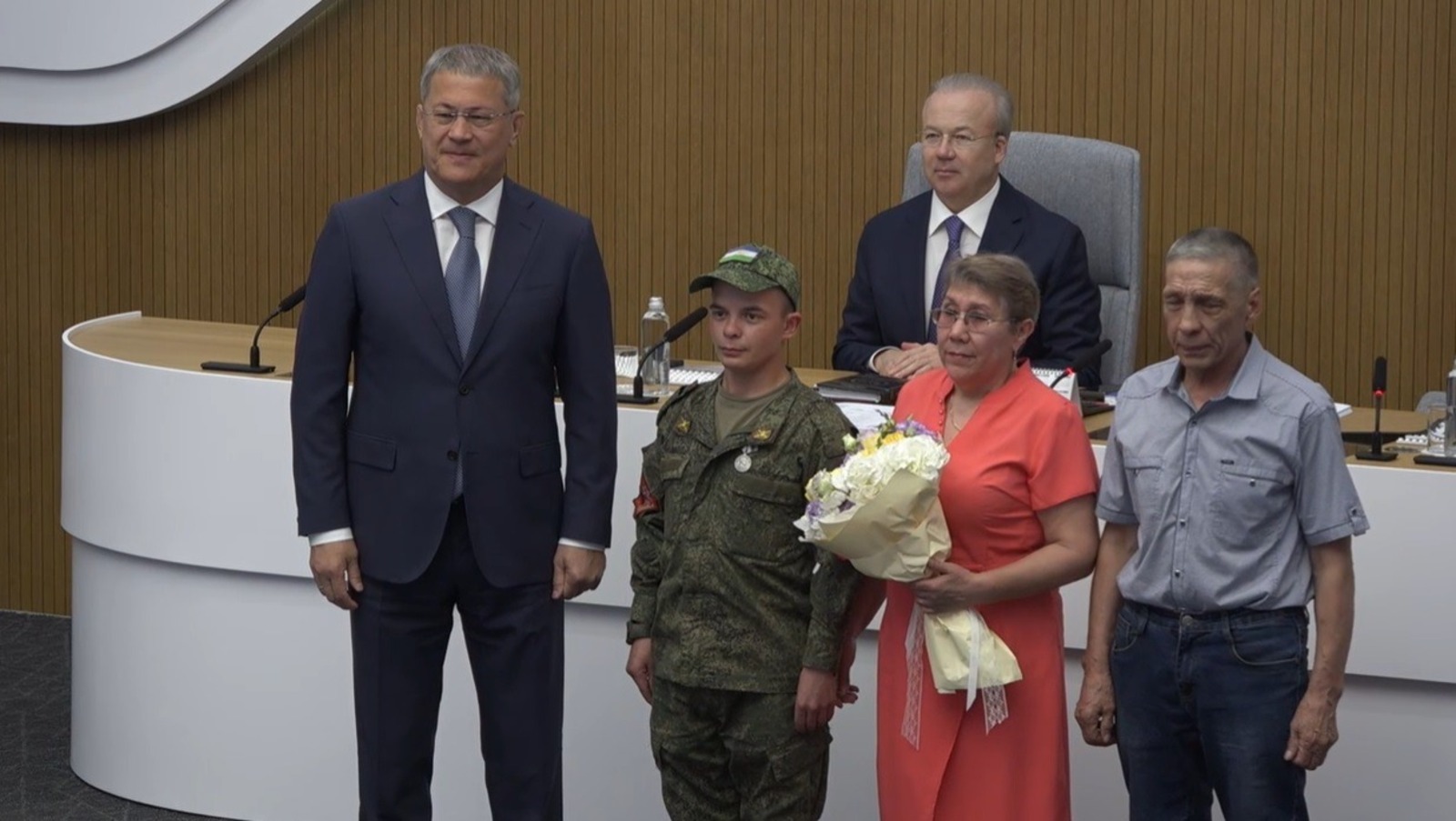 Радий Хабиров наградил Артёма Баймухаметова медалью генерала Шаймуратова