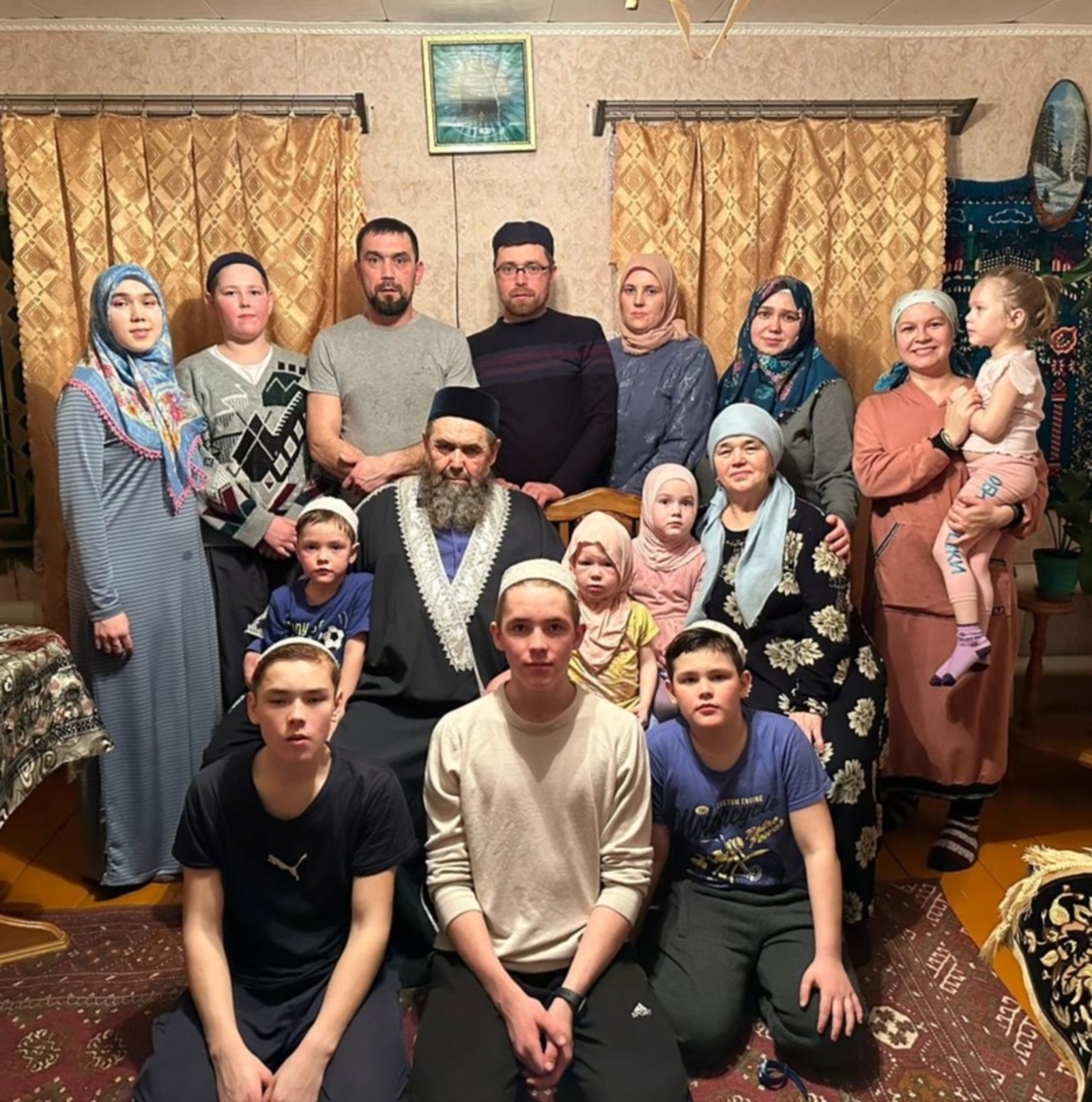 Радий Хабиров наградил жительницу Зяк-Ишметово медалью «Материнская слава»