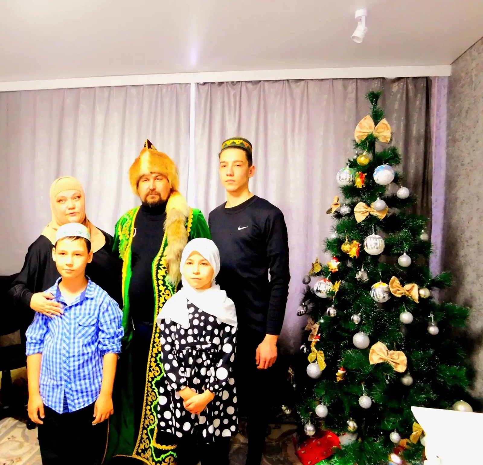 “Ғаилә йолаларын һәм ҡиммәттәрен” һаҡлаусы - Хәсәновтар