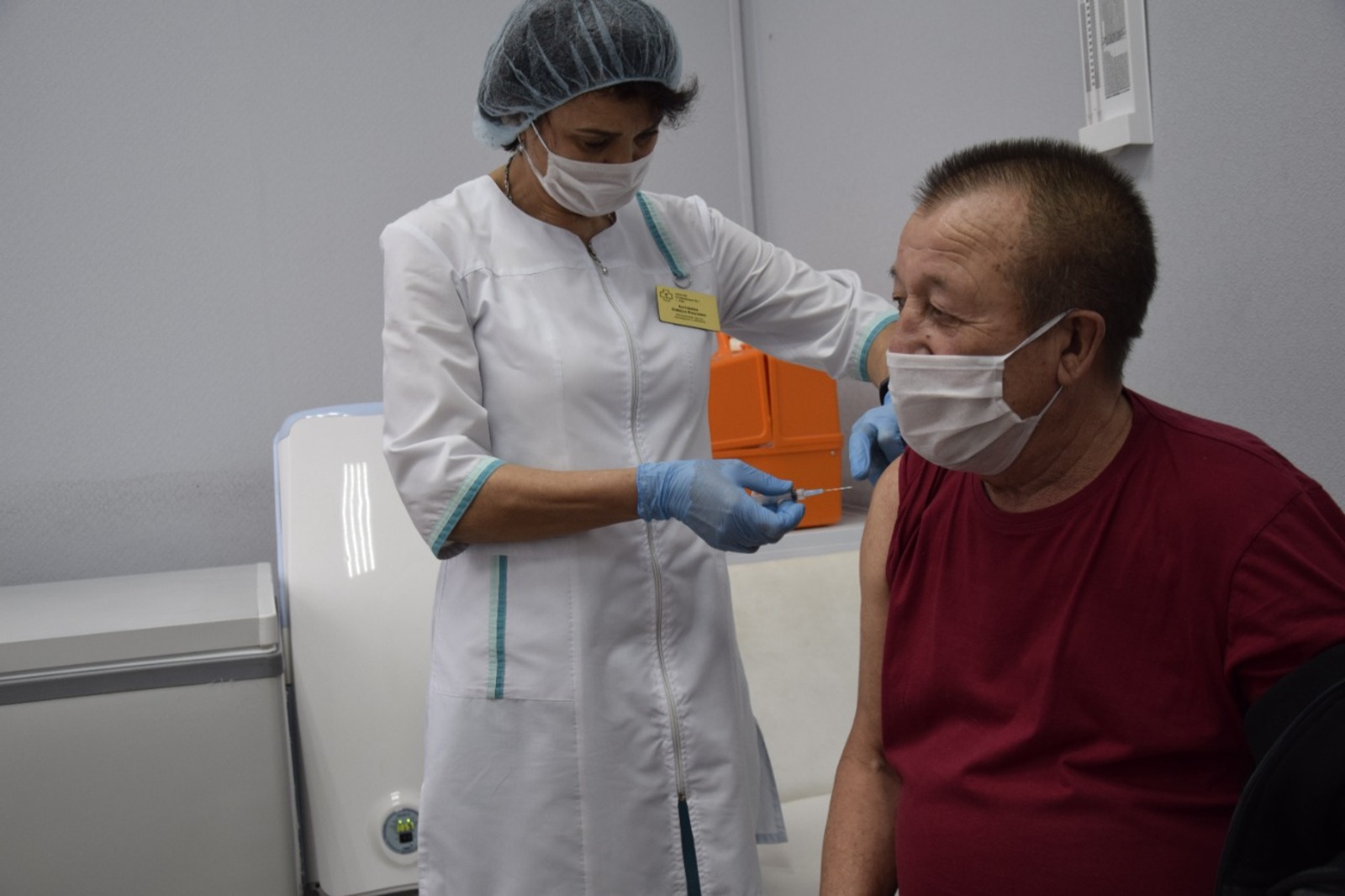 В Уфе Андрей Назаров посетил специализированный пункт вакцинации для пожилых людей 65+