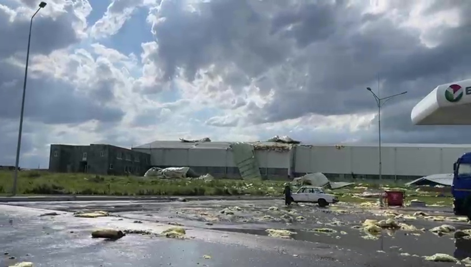В Кумертау сорвало крышу заводского ангара