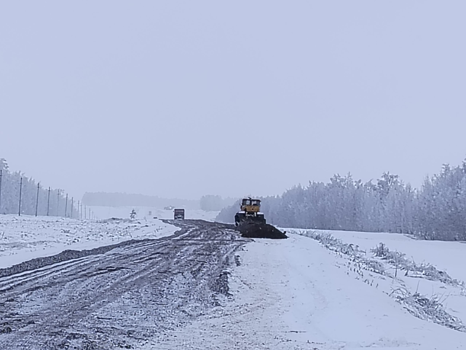 Өҫтәргә ҡарҙар яуа, юлсылар юлдар һала