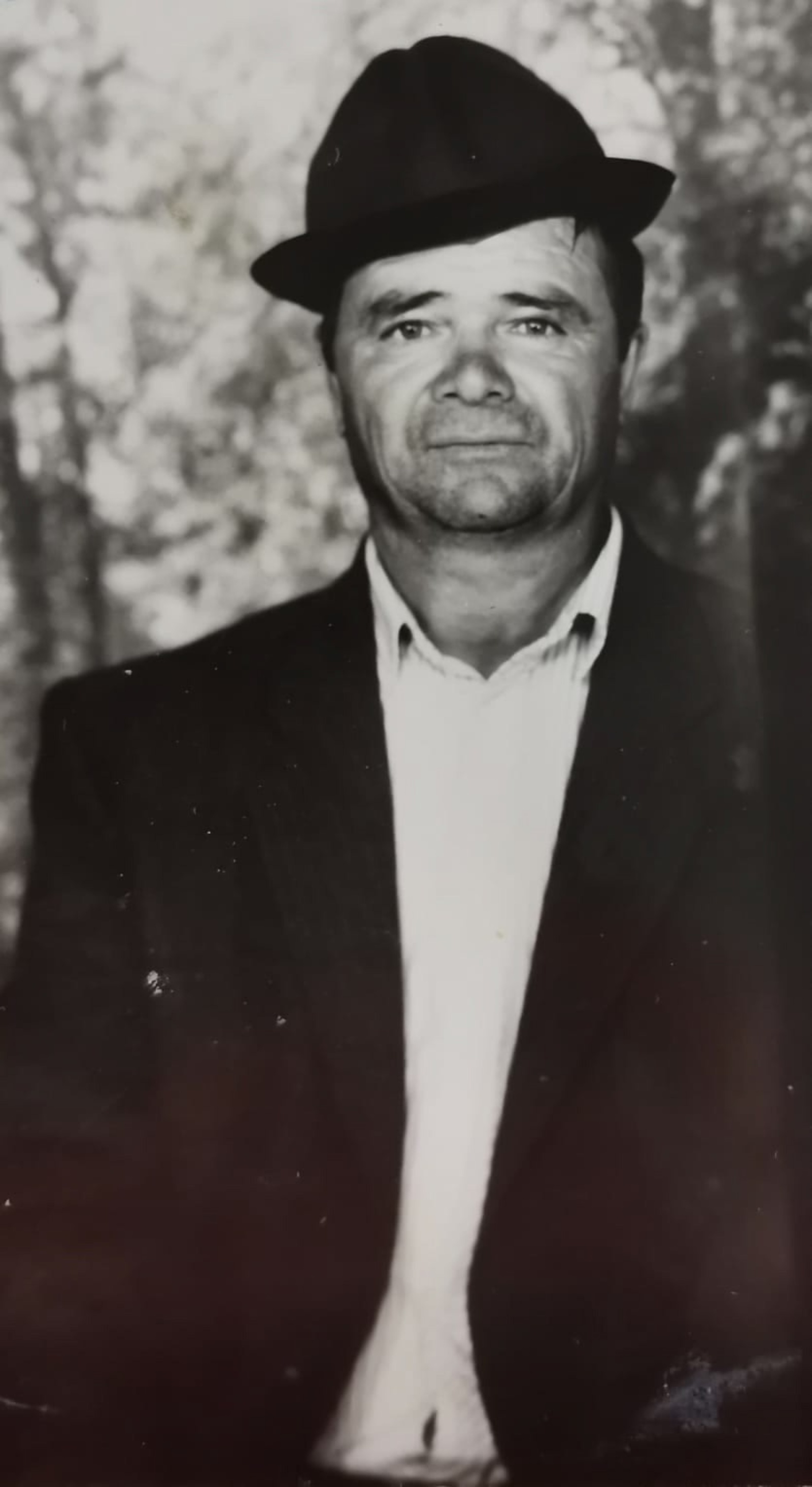 Йор һүҙле, йыр-моң яратыусы, ипле, тыныс, киң күңелле кеше ине