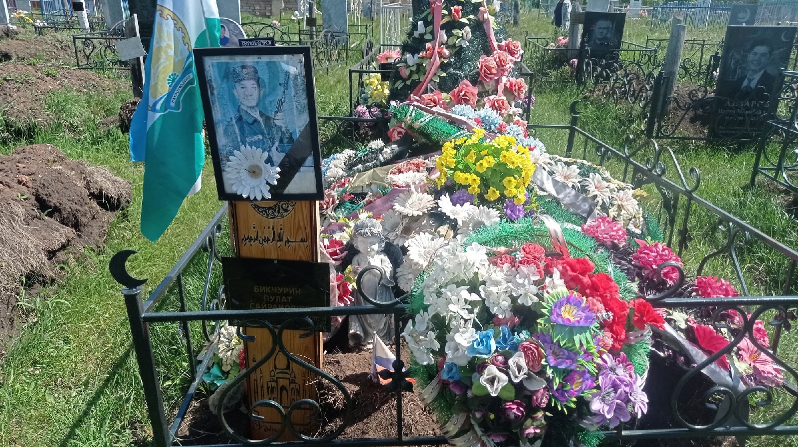 Батыр ҡәберенә сәскәләр һалғандар