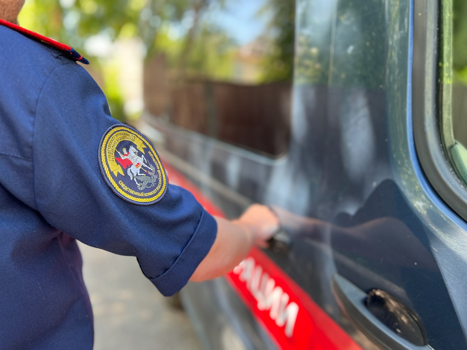 Мальчик залез на подоконник, самостоятельно открыл окно и выпал из него