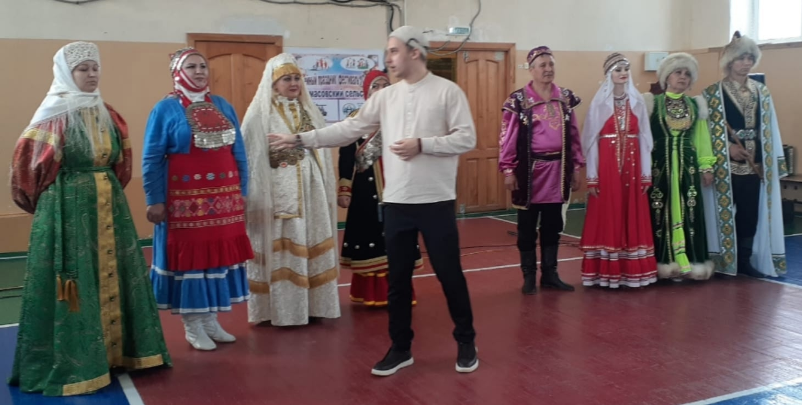 Погрузились в мир народной традиционной одежды