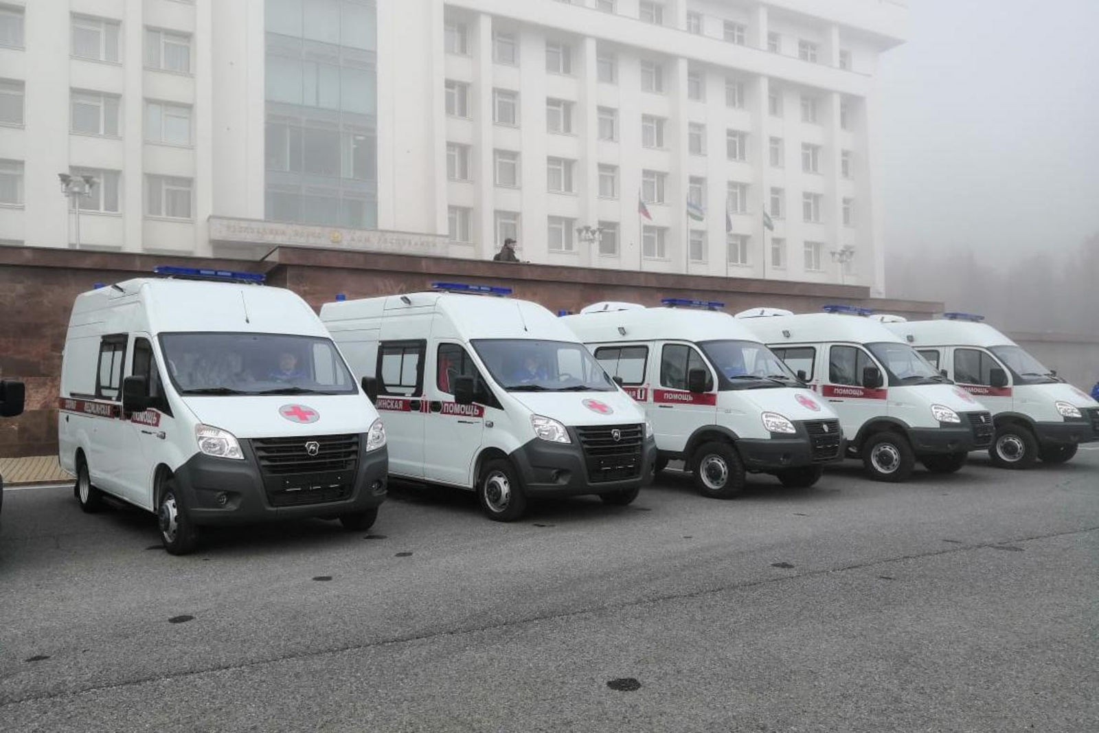 Девять больниц Башкирии получили 13 новых автомобилей скорой медпомощи