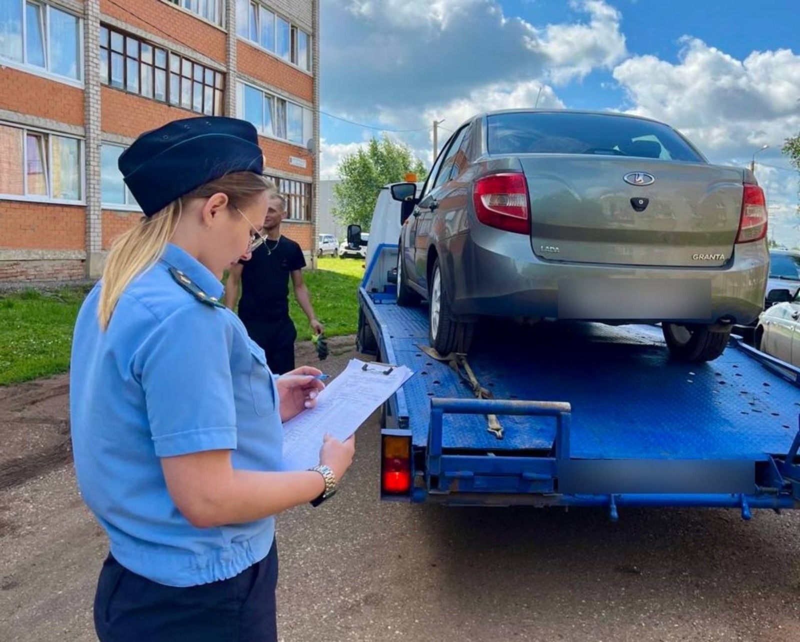 В Кумертау приставы арестовали машину прятавшегося за дверью должника