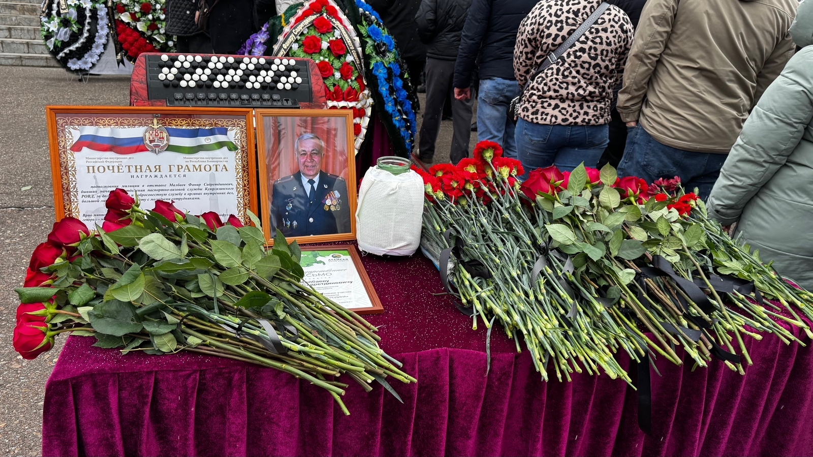 Йәшлек илдәреңә ҡайтыр хәлең бар кеүек ине...