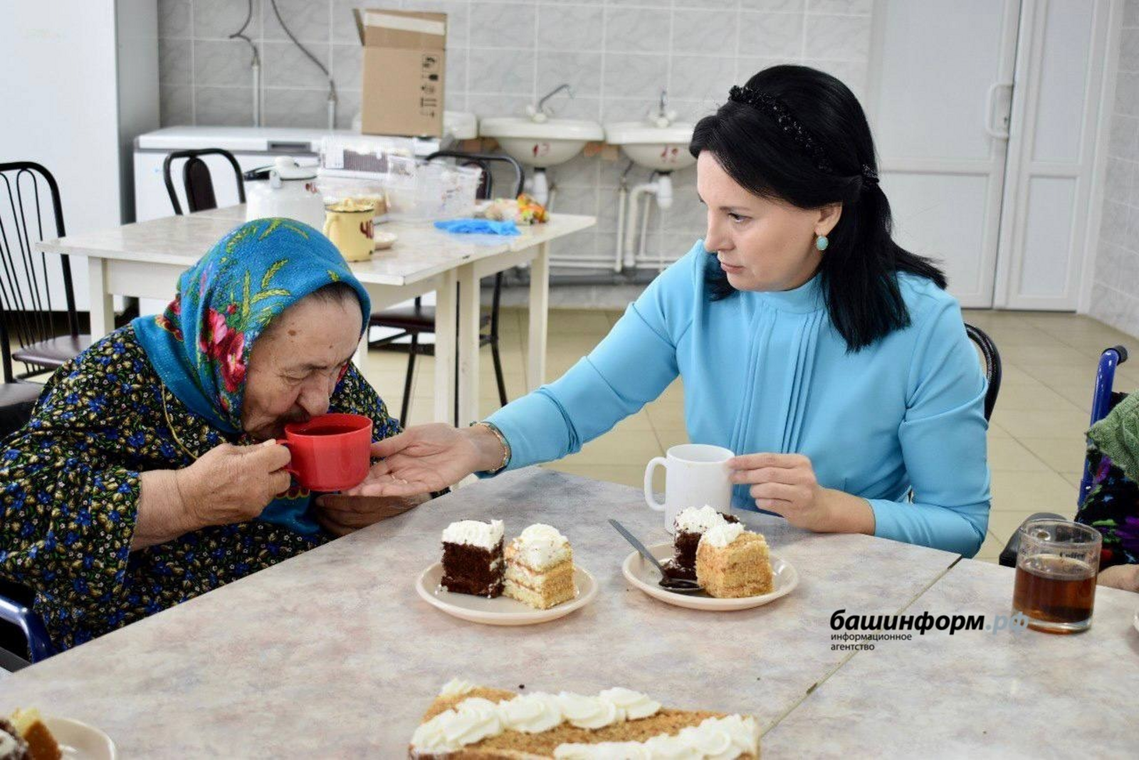 Благотворители поздравили с Днем матери пожилых жительниц Дома престарелых