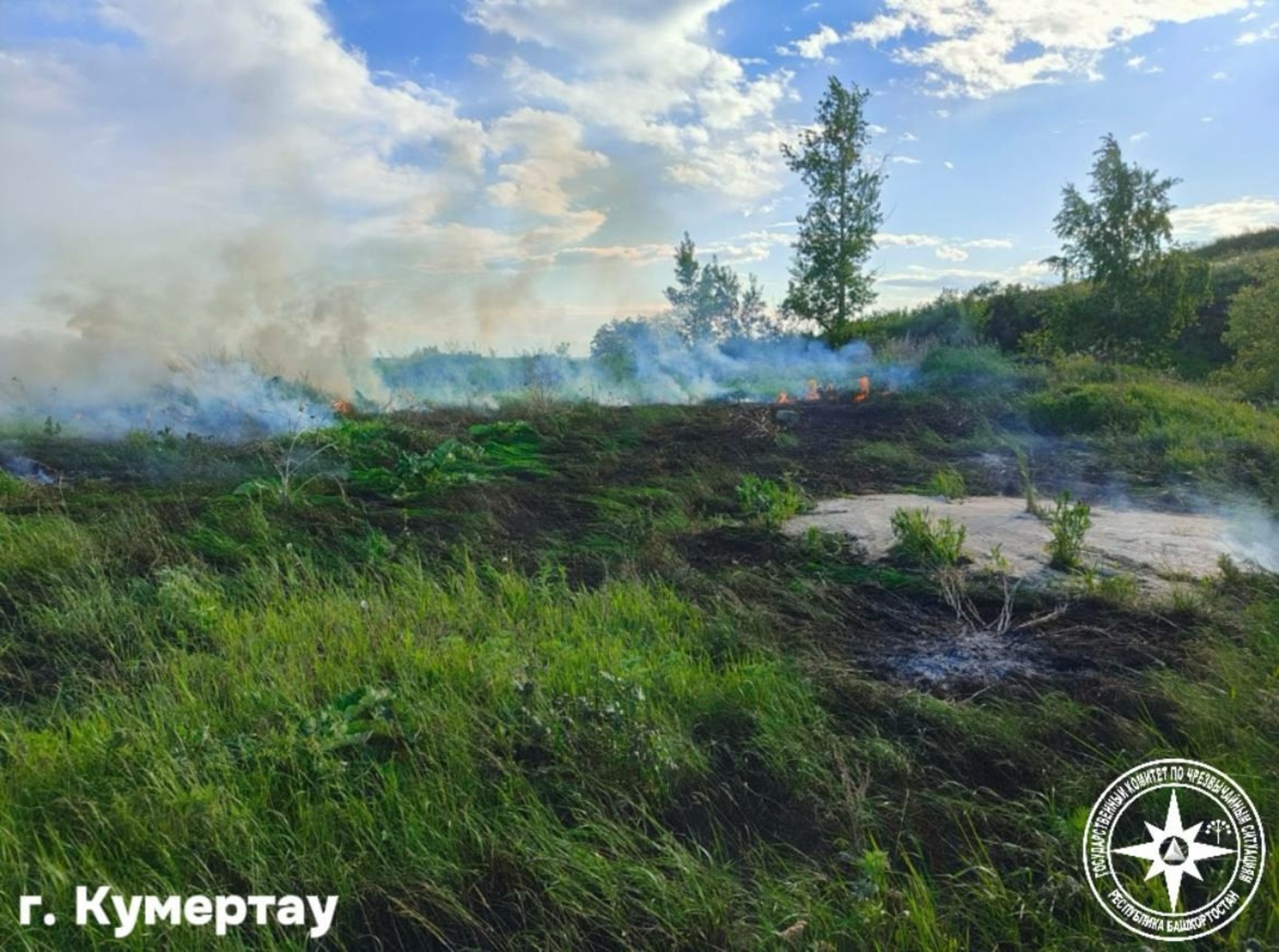 В Кумертау загорелась сухая трава