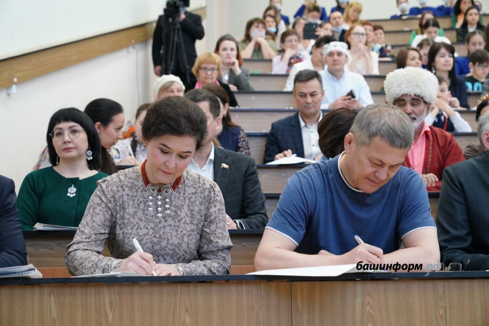 Радий Хабиров и члены правительства Башкирии написали диктант на башкирском языке
