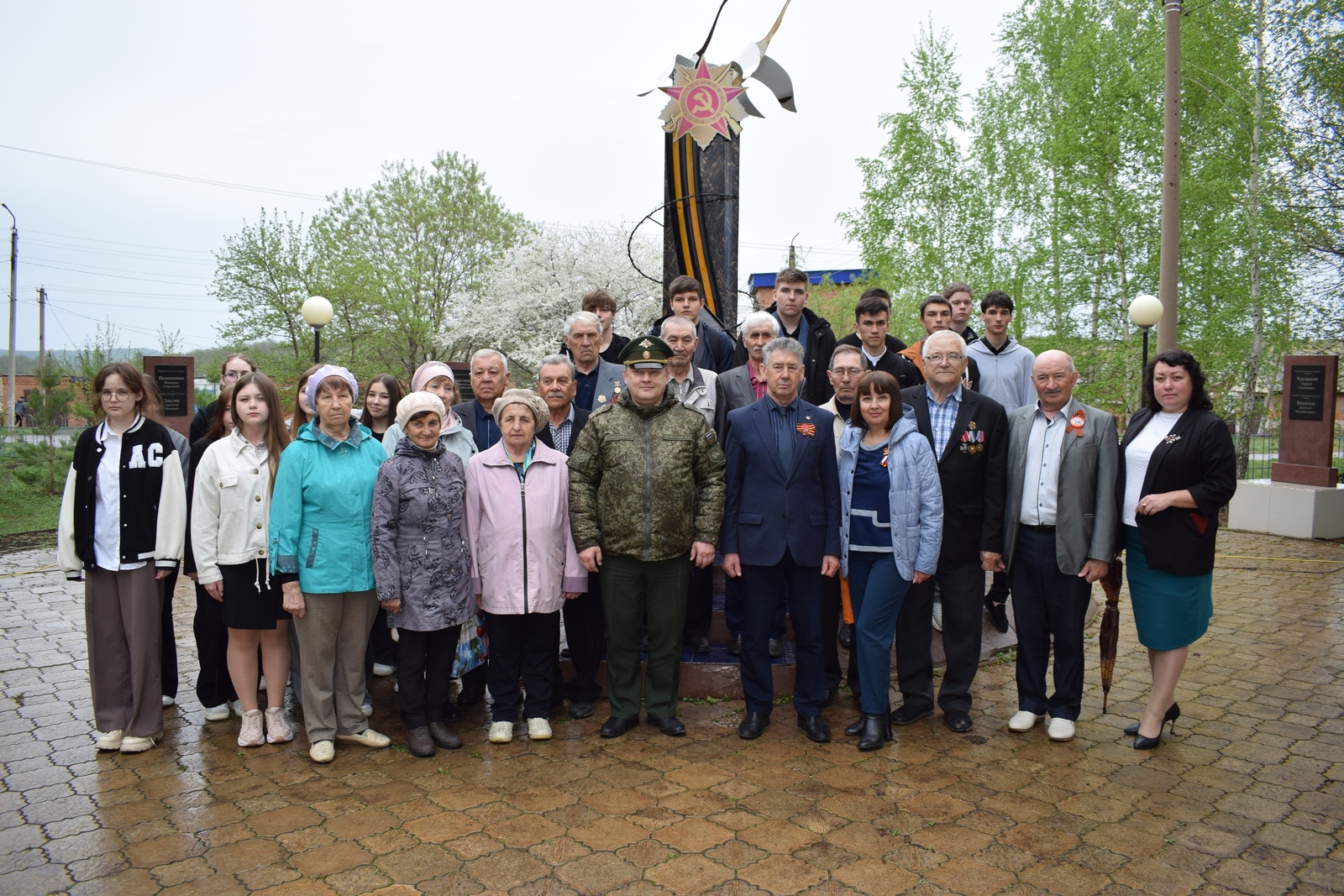 К мемориалу в аллее Победы и Славы были возложены цветы