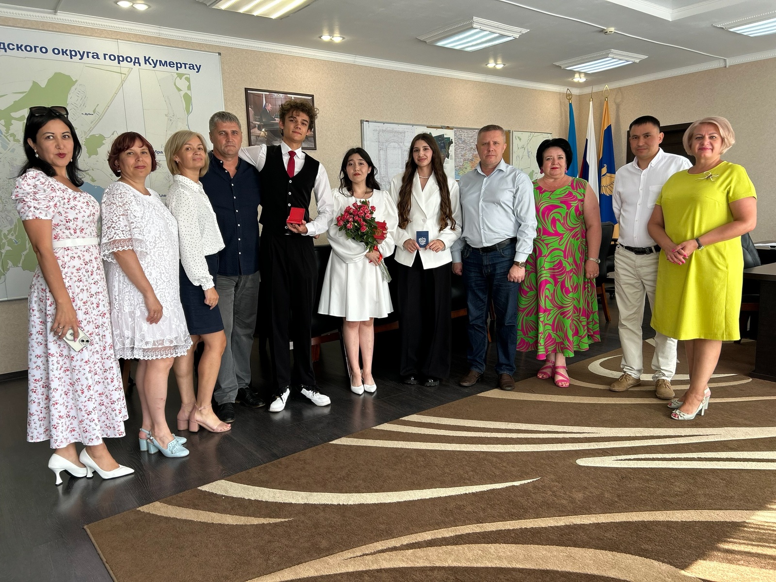 Олег Астахов вручил выпускникам заслуженные награды