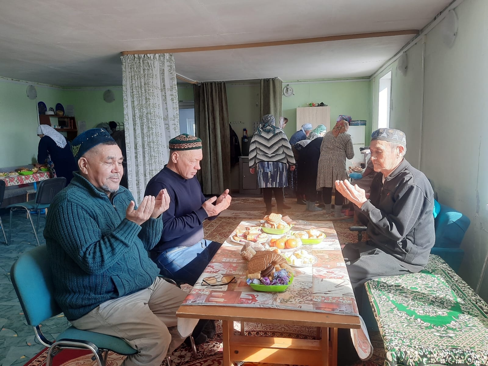 Илсаф хәҙрәт өйләнеп, башҡа ергә күсеп киткәс, етемһерәп ҡалғайныҡ