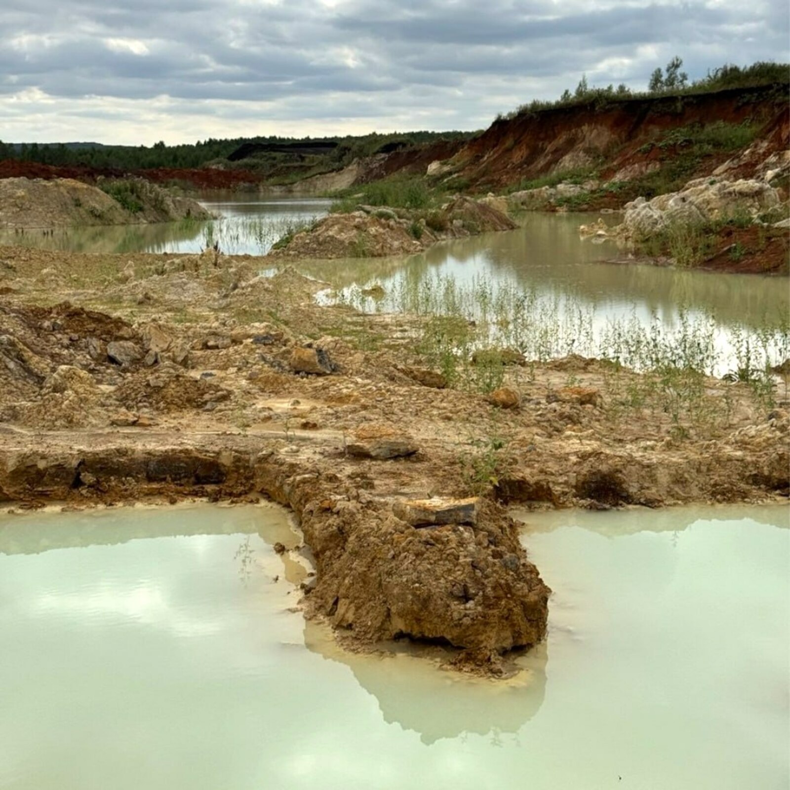 Теперь тут остались только грустные желто-бирюзовые лужицы