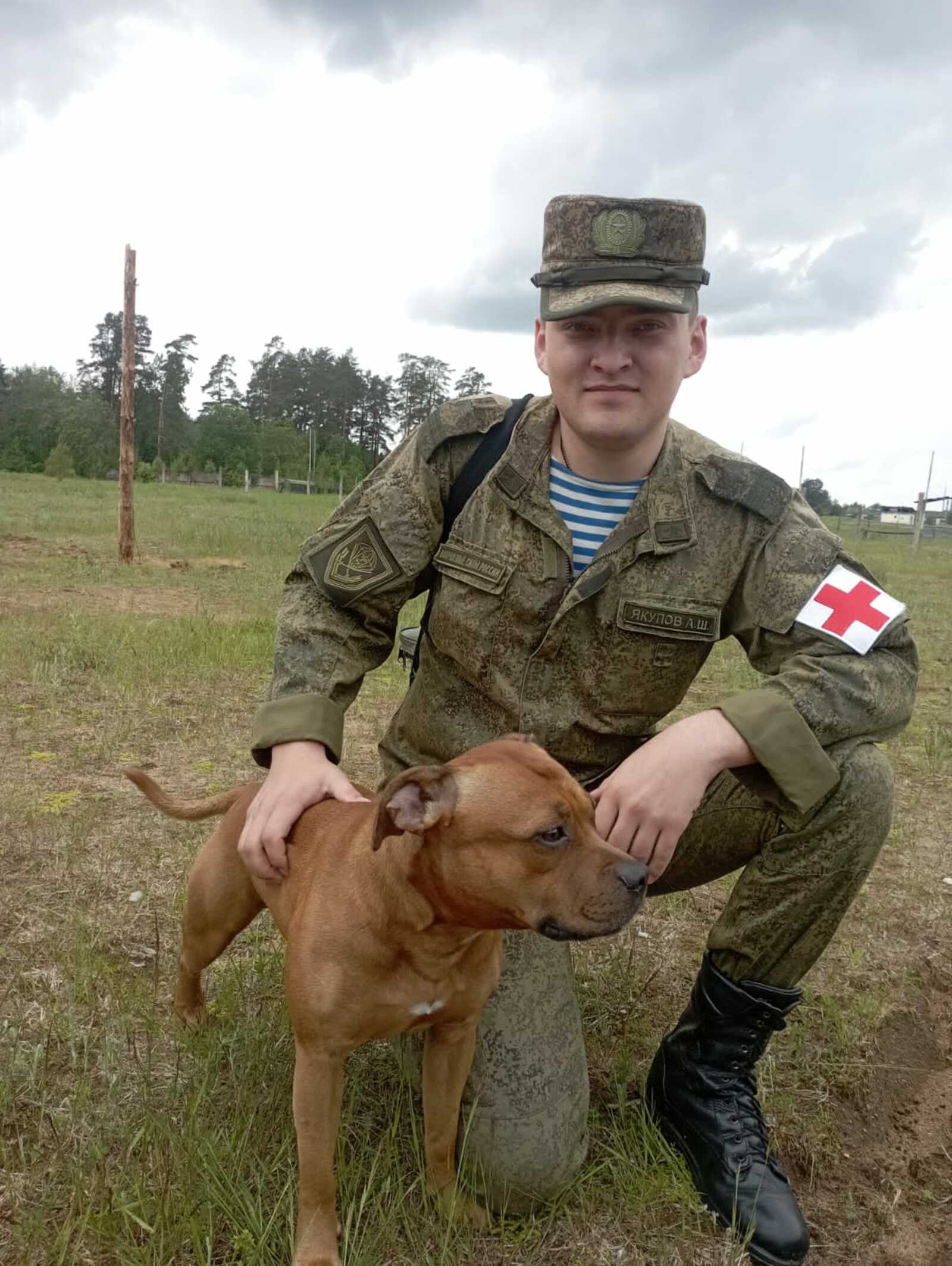 Офицеры его уговаривают остаться