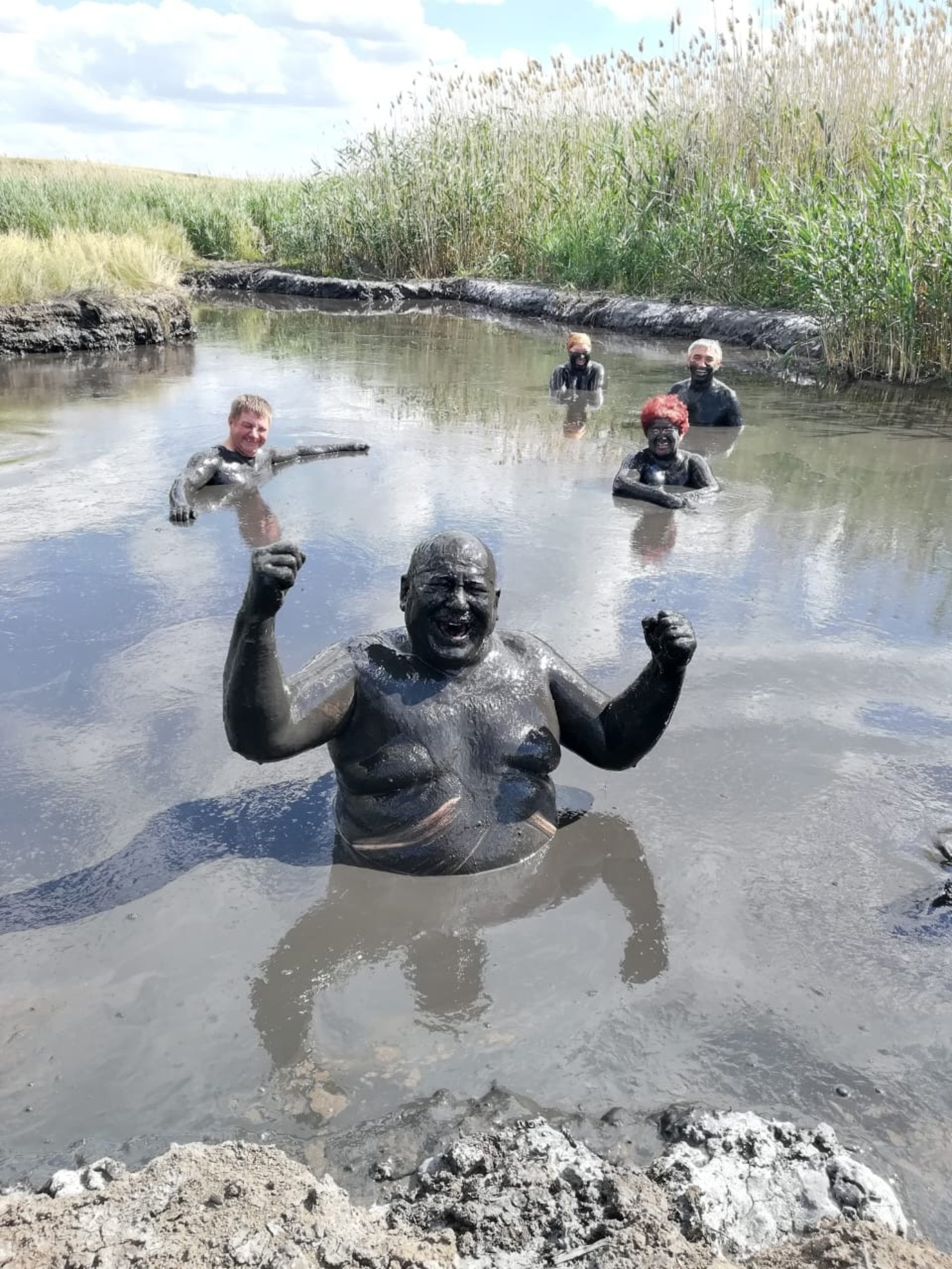 Якутовское солёное озеро в Башкортостане привлекает любителей грязелечения