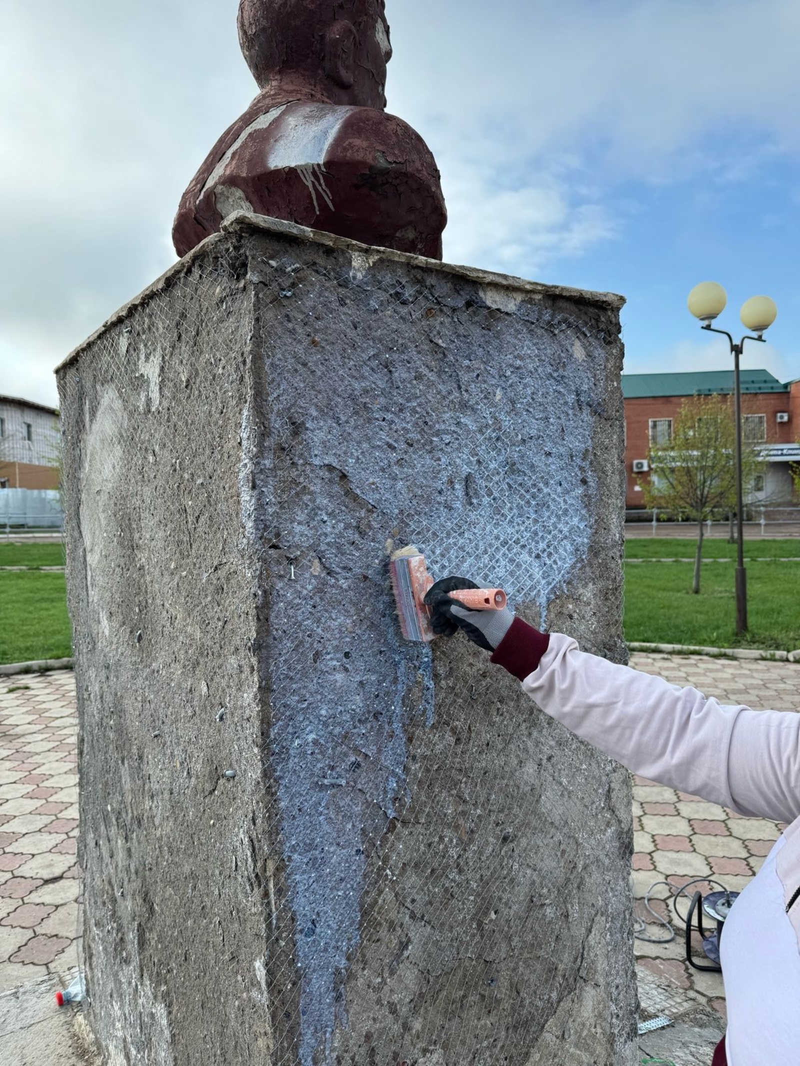 В Кумертау приступили к реставрации бюста башкирского писателя и поэта М. Гафури