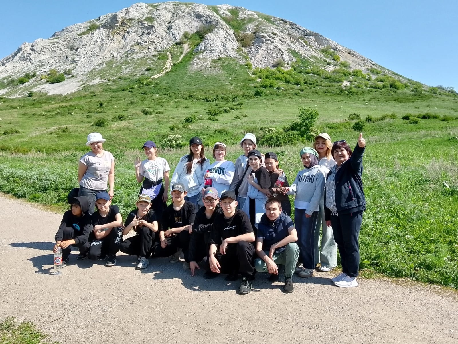 Бар донъяға - тыныслыҡ, илебеҙгә - Еңеү, Башҡортостанға, гимназияға - үҫеш!