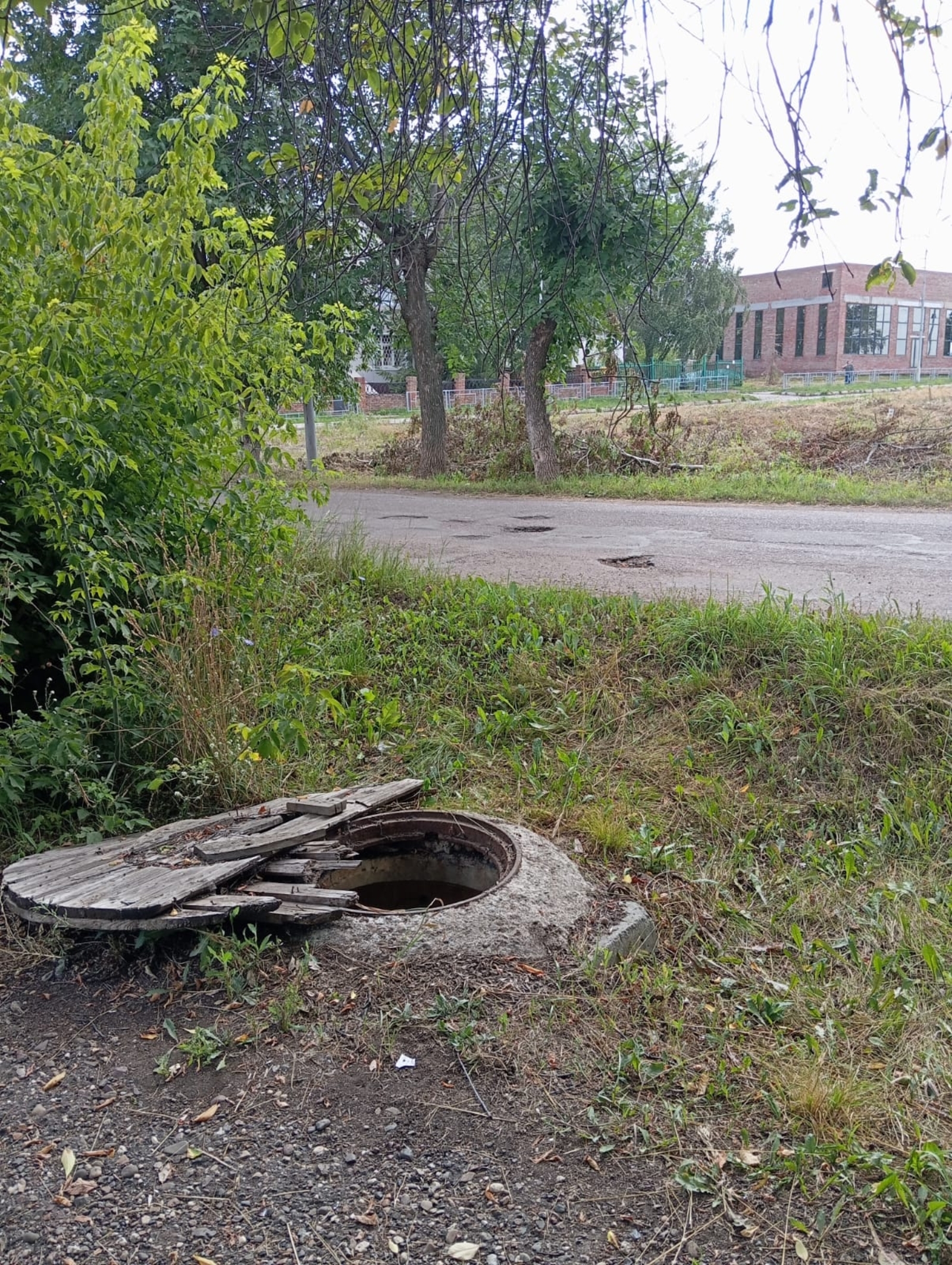 В городе Кумертау обнаружено наличие открытого канализационного колодца