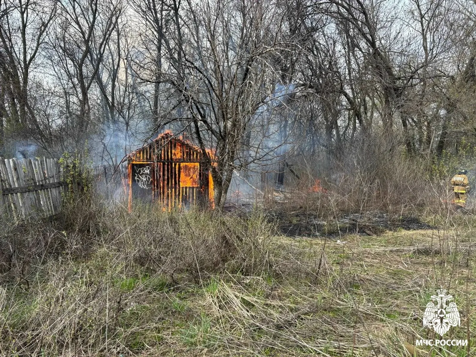В Кумертау огнем уничтожен дощатый садовый домик