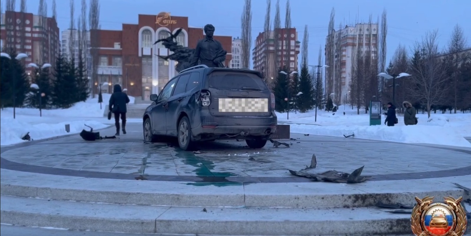 В Башкирии водитель без прав врезался в памятник Мустаю Кариму