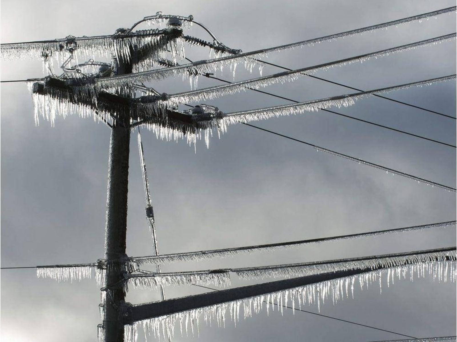 В Куюргазинском районе из-за налипания мокрого снега на провода произошло аварийное отключение электроэнергии