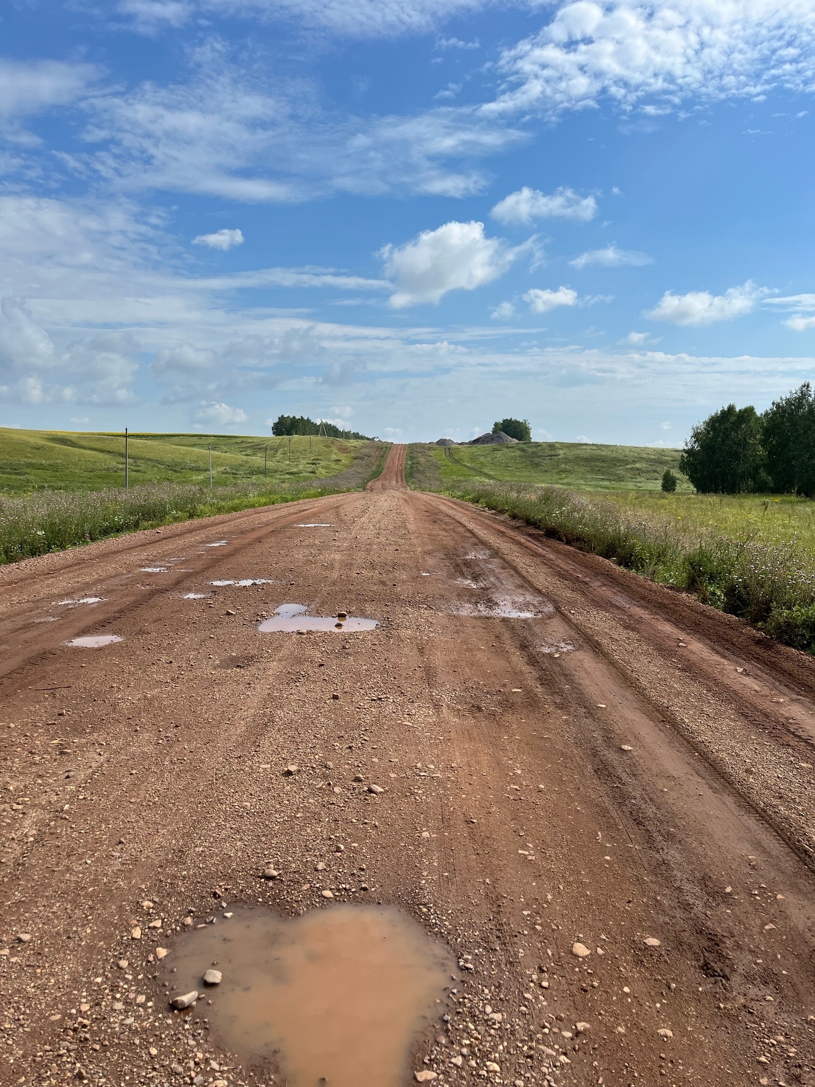 Дорогу засыпали валунами с размеров в КУЛАК