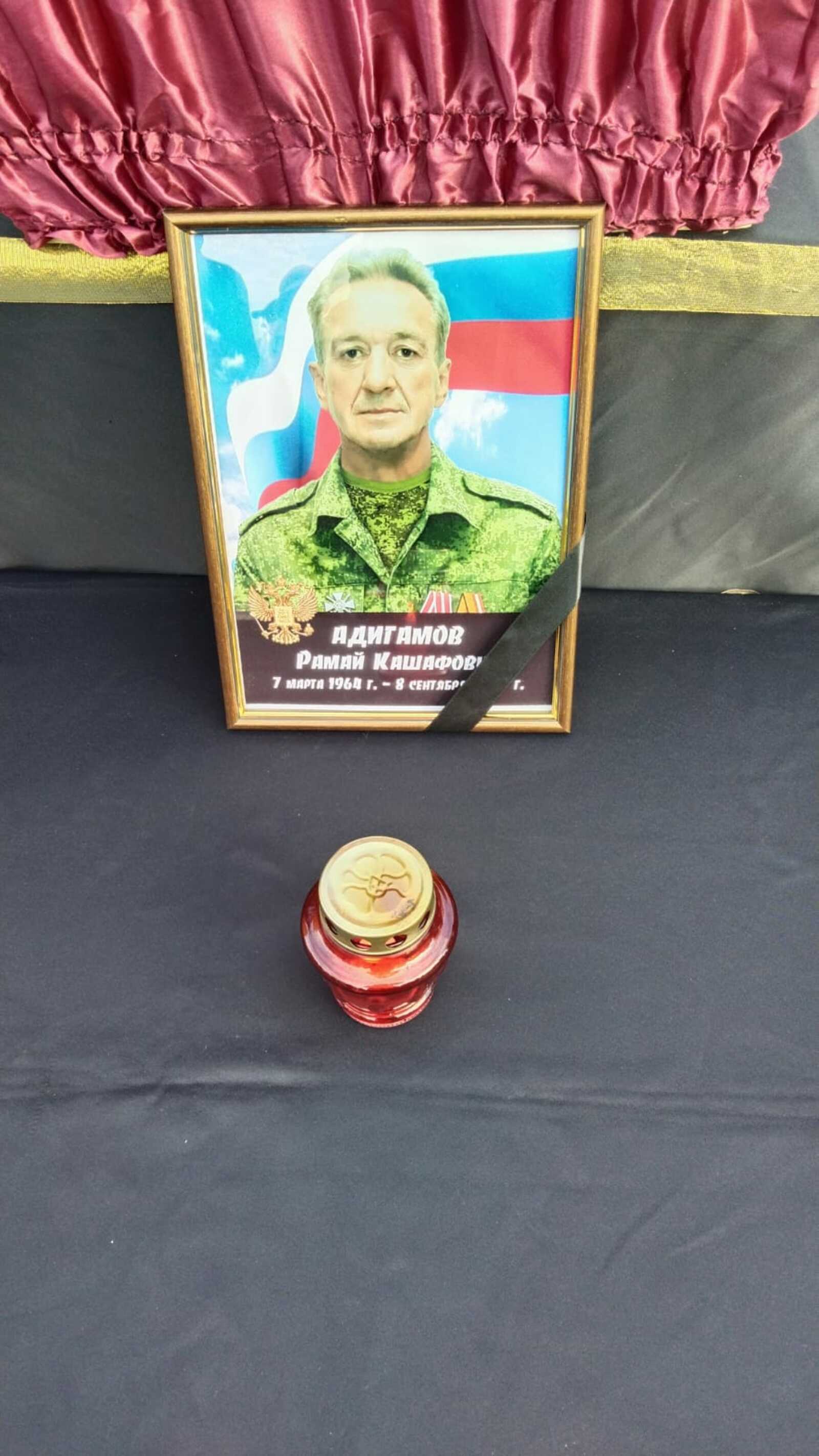 Төнгә ҡаршы берәү моңло итеп айырылышыу көйөн йырланы