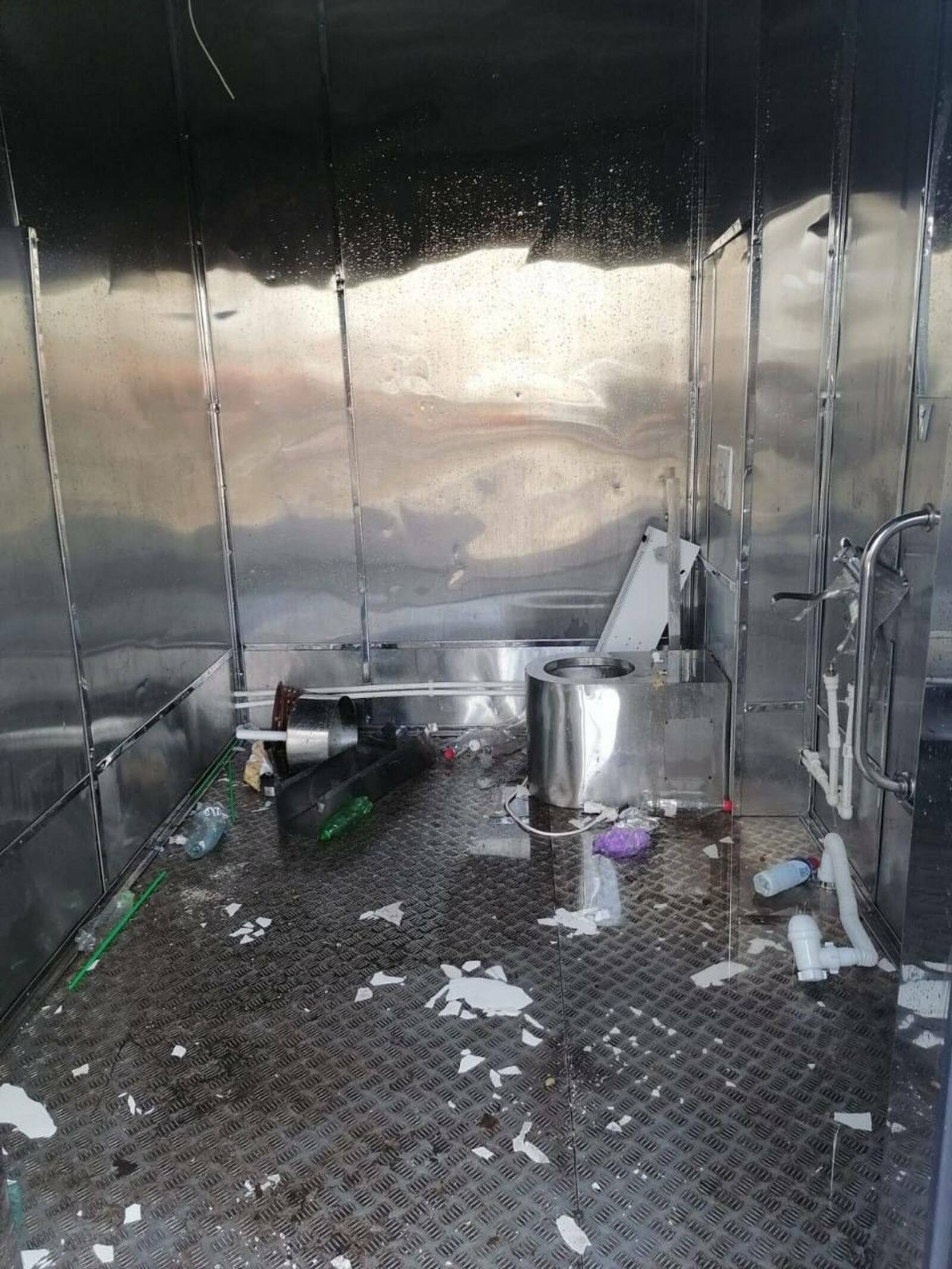 Вандалы, разгромившие общественный туалет, отправятся на СВО