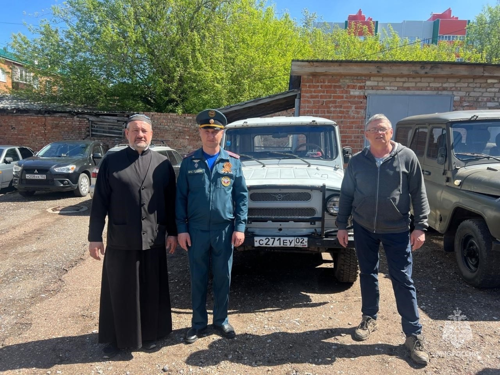 Сотрудники пожарной части г. Кумертау передали для бойцов два автомобиля