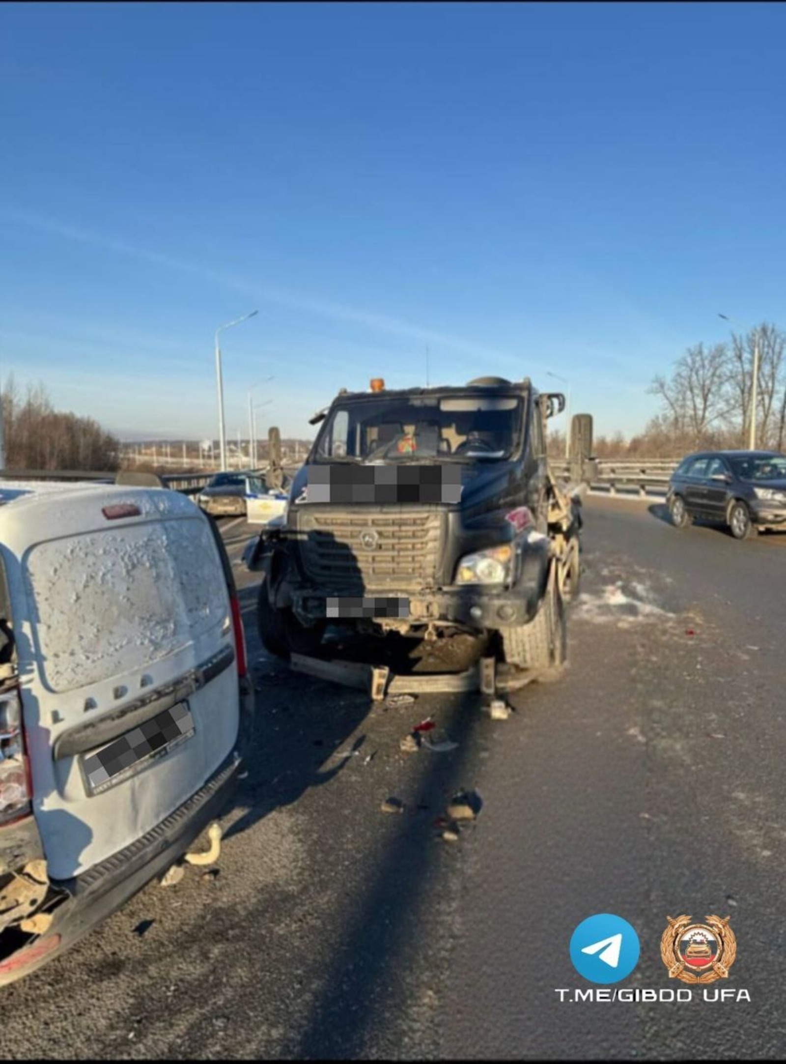 В Башкирии эвакуатор врезался в попавшие в ДТП машины