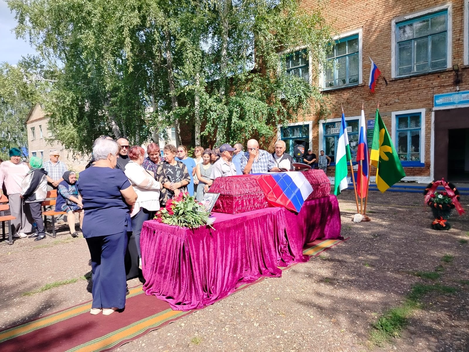 Бер көндә ике матәм