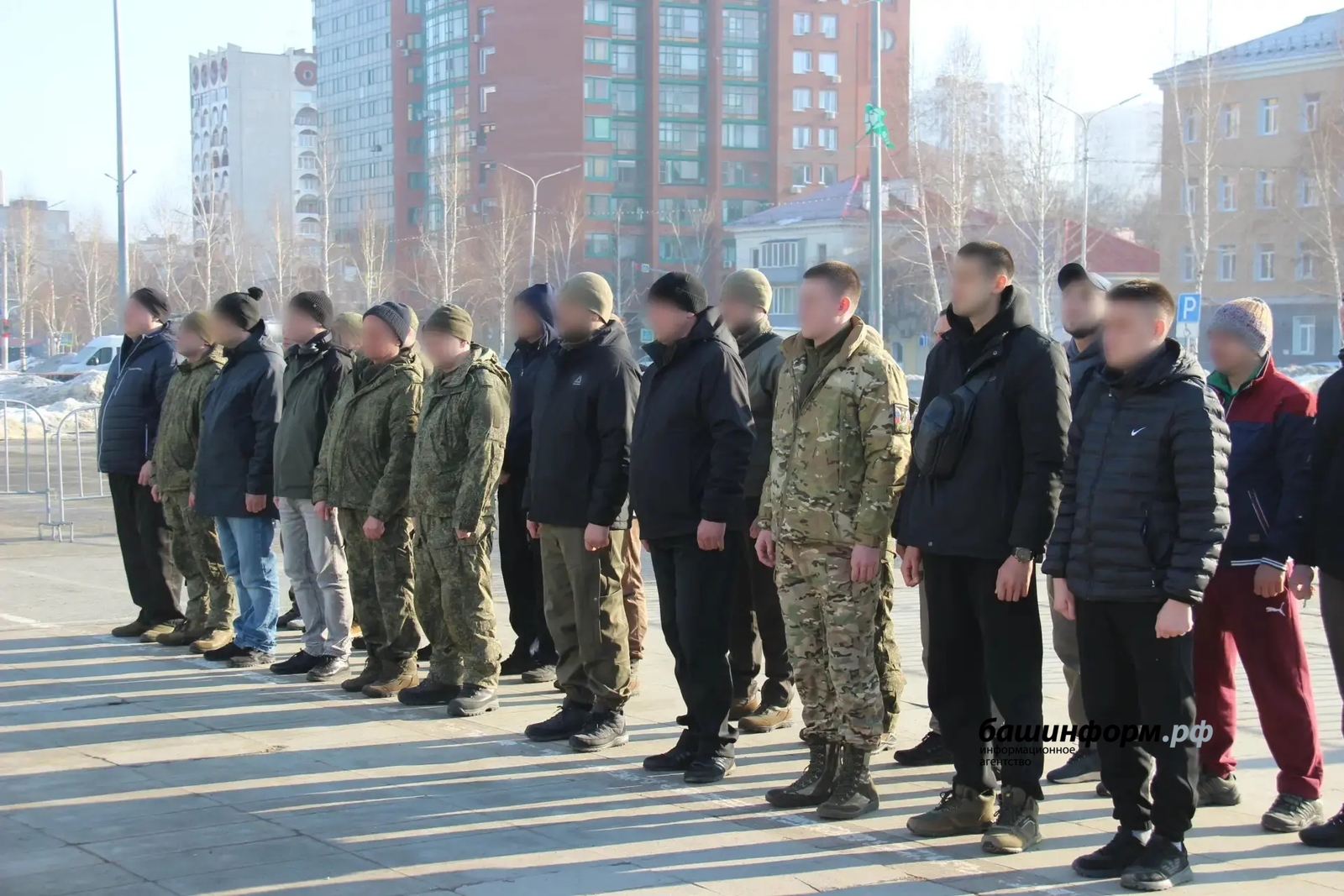 В Уфе мобилизованные после отпуска отправились в зону СВО